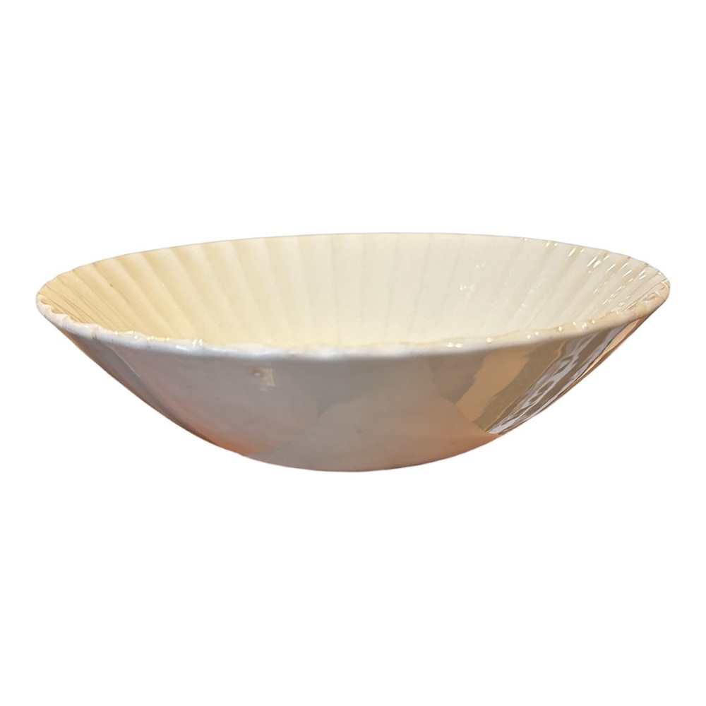 60s J & G MEAKIN MADE IN ENGLAND VEGETABLE SCALLOPED EDGE 8 3/8' BOWL MINIMALIST